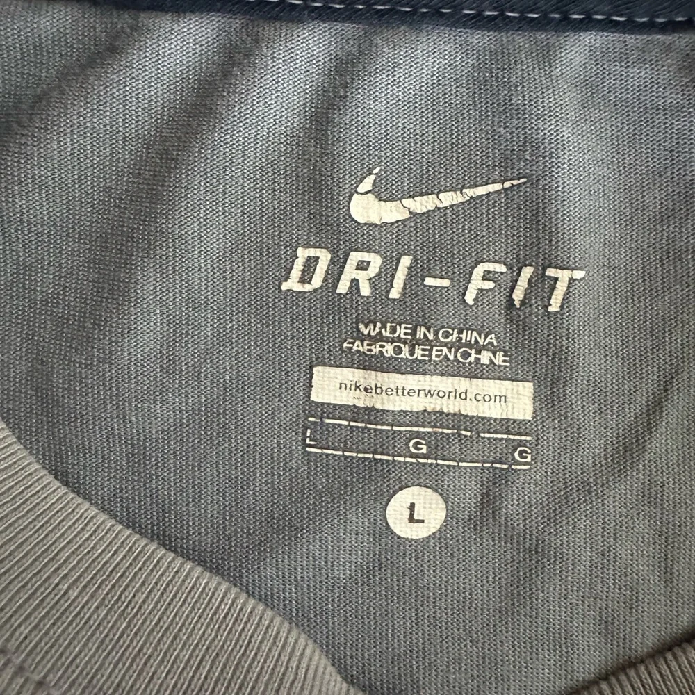 Nike Dri-FIT Gray Tee with Graphic Design - Picture 4 of 4